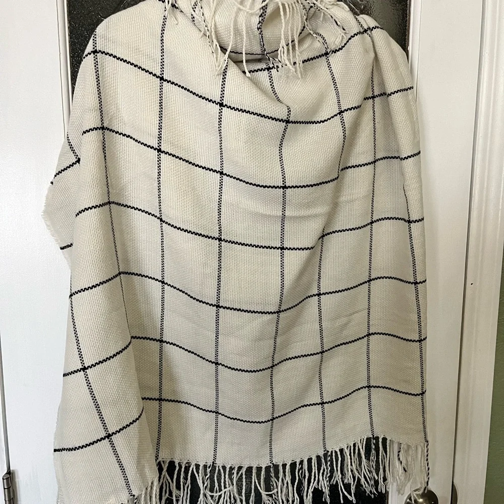 NWT Old Navy Plaid Blanket Scarf Wrap Shawl Cream Black Oversized Fringe OS